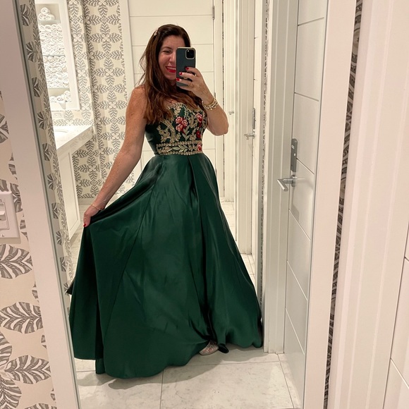 WELCOME TO MY CLOSET !!!!! - Picture 5 of 5